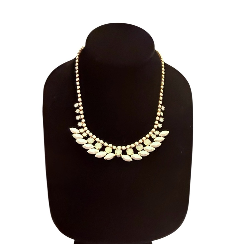 Vintage Y2K Banana Republic Gold Cream/Light Green Collar 17” Necklace